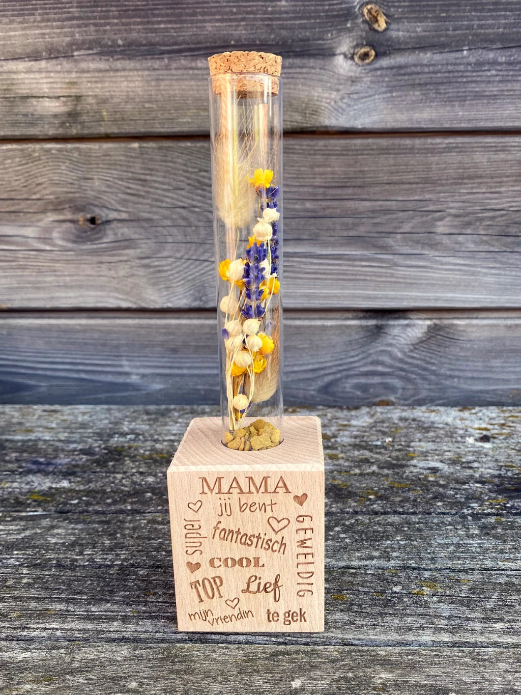 Blokje met droogbloemen in buisje mamamoederdag lifestyle