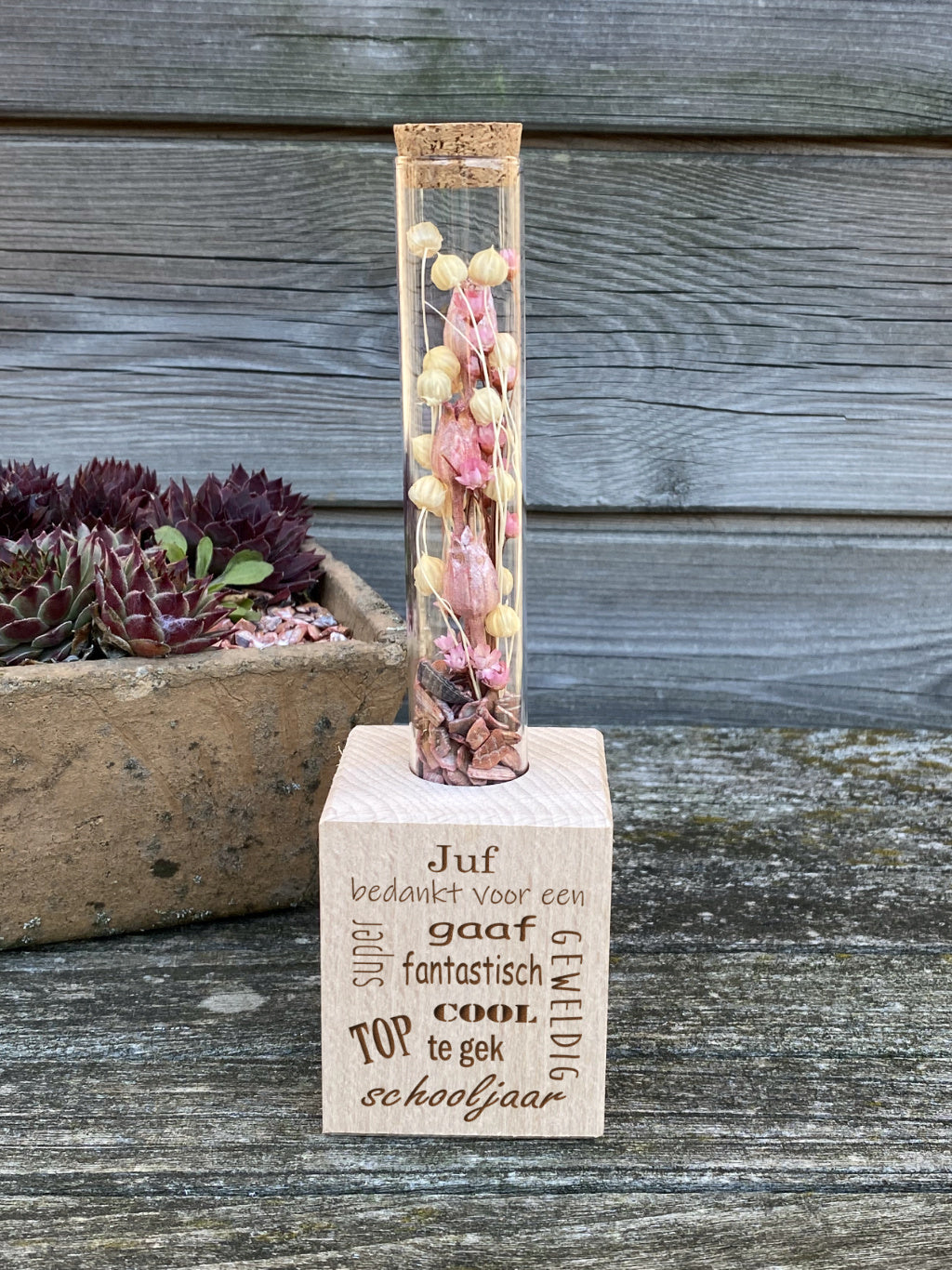 Blokje met droogbloemen in buisje juf view 5