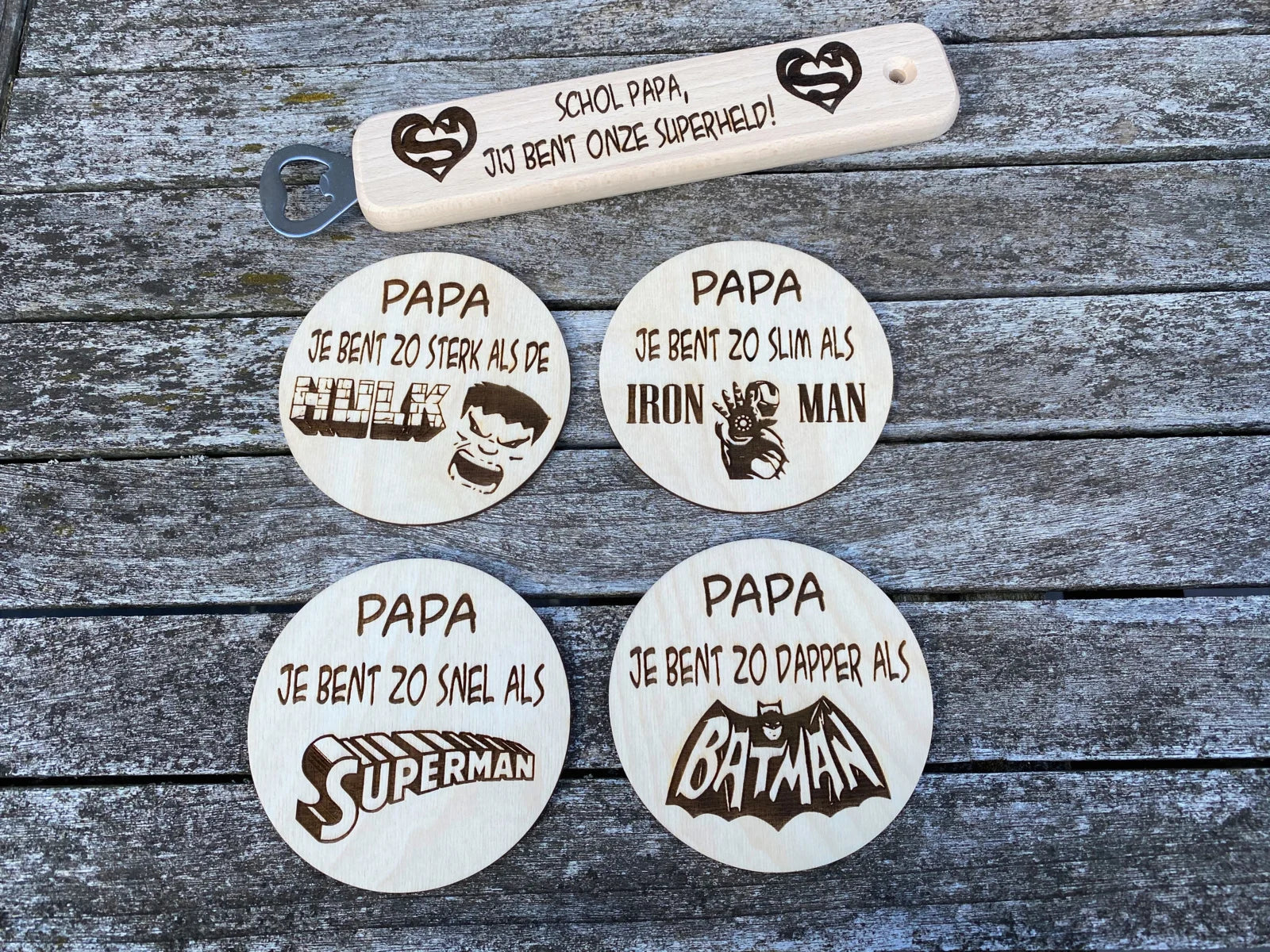 flesopener met 4 onderzetters superhelden vaderdagpapa front view