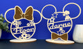 Mickey of Minie met naam engegraveerde strik in staander front view