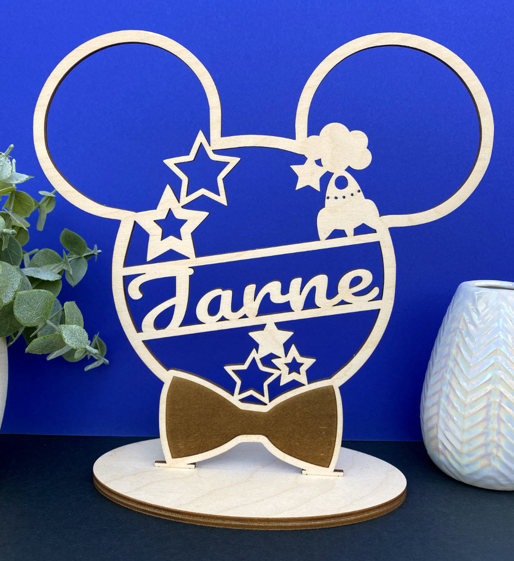 Mickey of Minie met naam engegraveerde strik in staander detail