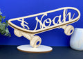 Skatebord in hout met naam op staander front view