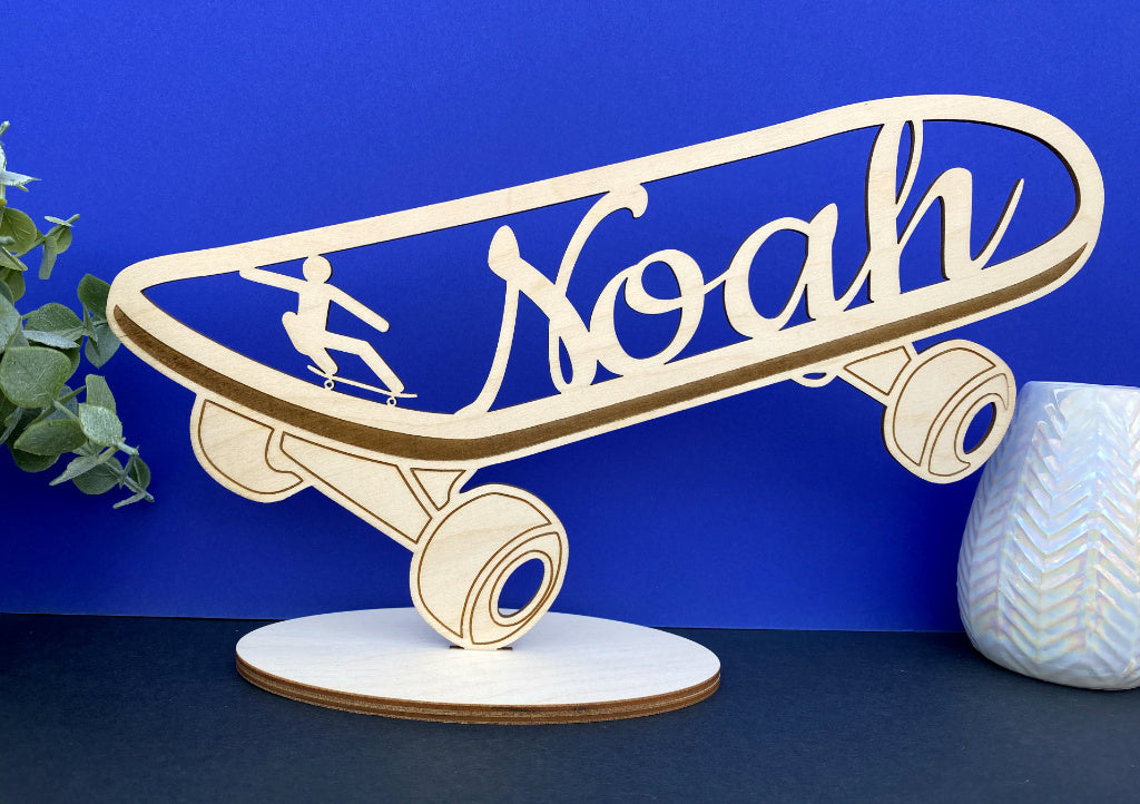 Skatebord in hout met naam op staander front view